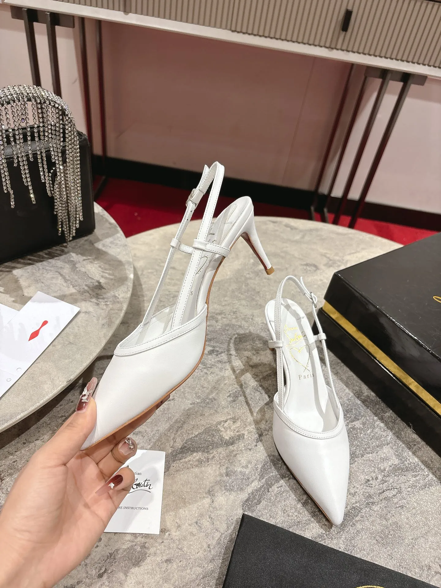 👟👟Ex-factory price 600👟👟 🆑❥∙Back empty sandals🦋✪ꫛꫀw.✔︎ Featuring a slightly pointed toe and slim straps, this model is crafted in white calfskin with a 65mm heel height and added hand-placed crystals on the front. It features our signature Louboutin red sole with Christian Louboutin's signature and heart-shaped stamped logo on the insole. Size: 34 yards - 42 yards (34.40.41.42. Customized, non-refundable and non-exchangeable‼️) Heel height: 6.5cm Color: white black